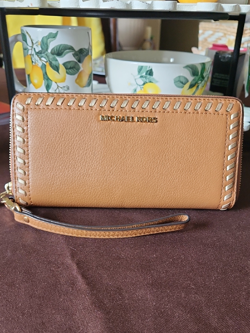 Michael Kors Continentsl Caramel Pebbled Leather Zip with Gold Logo Accent-EUC
